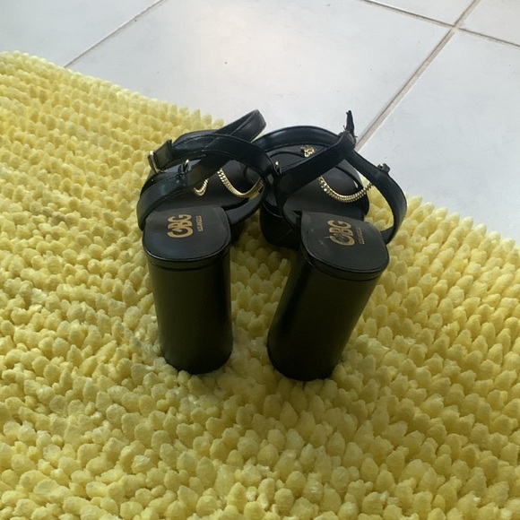 GBG Los Angeles size 8 in excellent condition. Heel is about 3 inches. Lift 1” - Picture 2 of 3